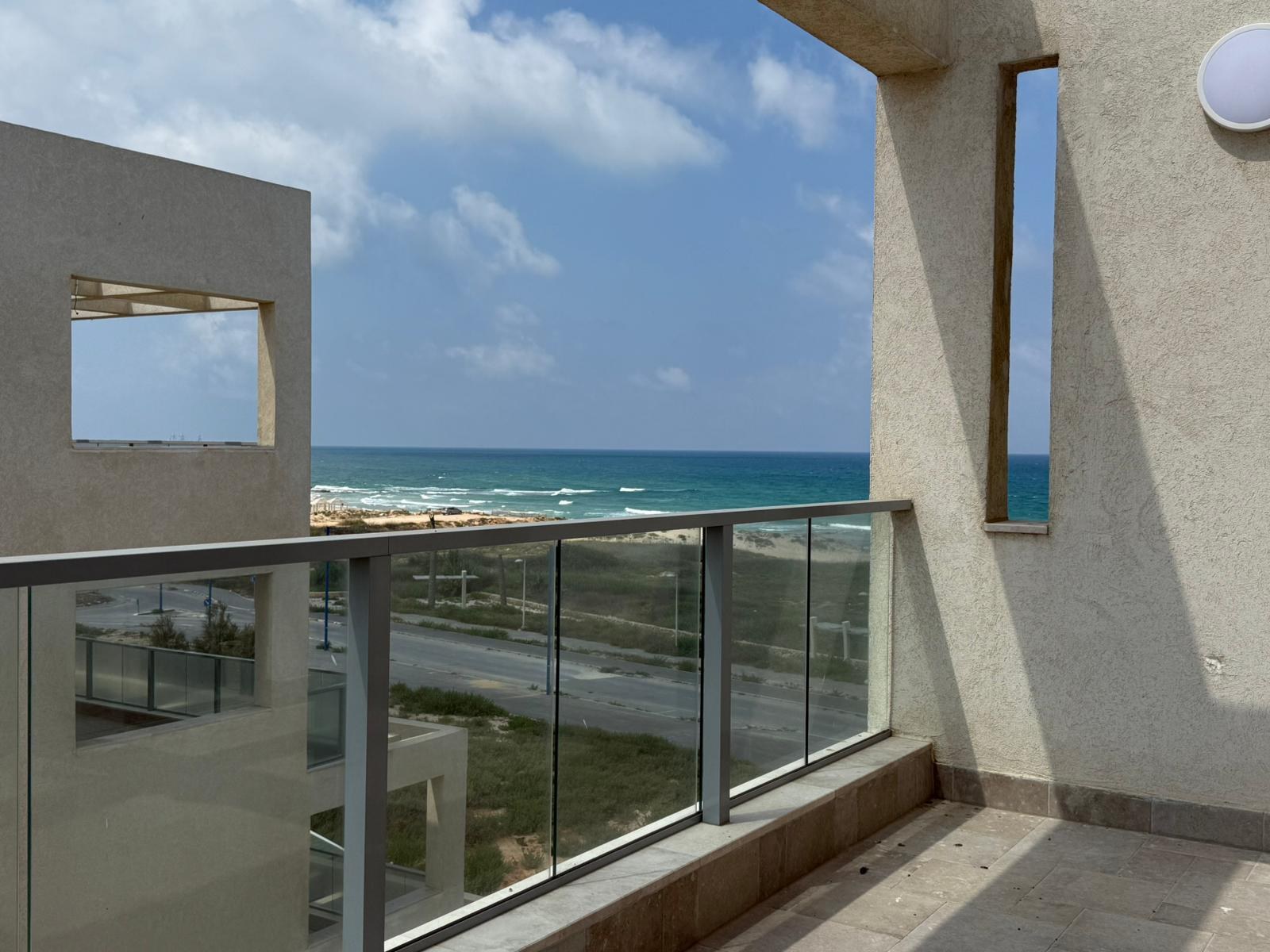 נוף לים מהמרפסת